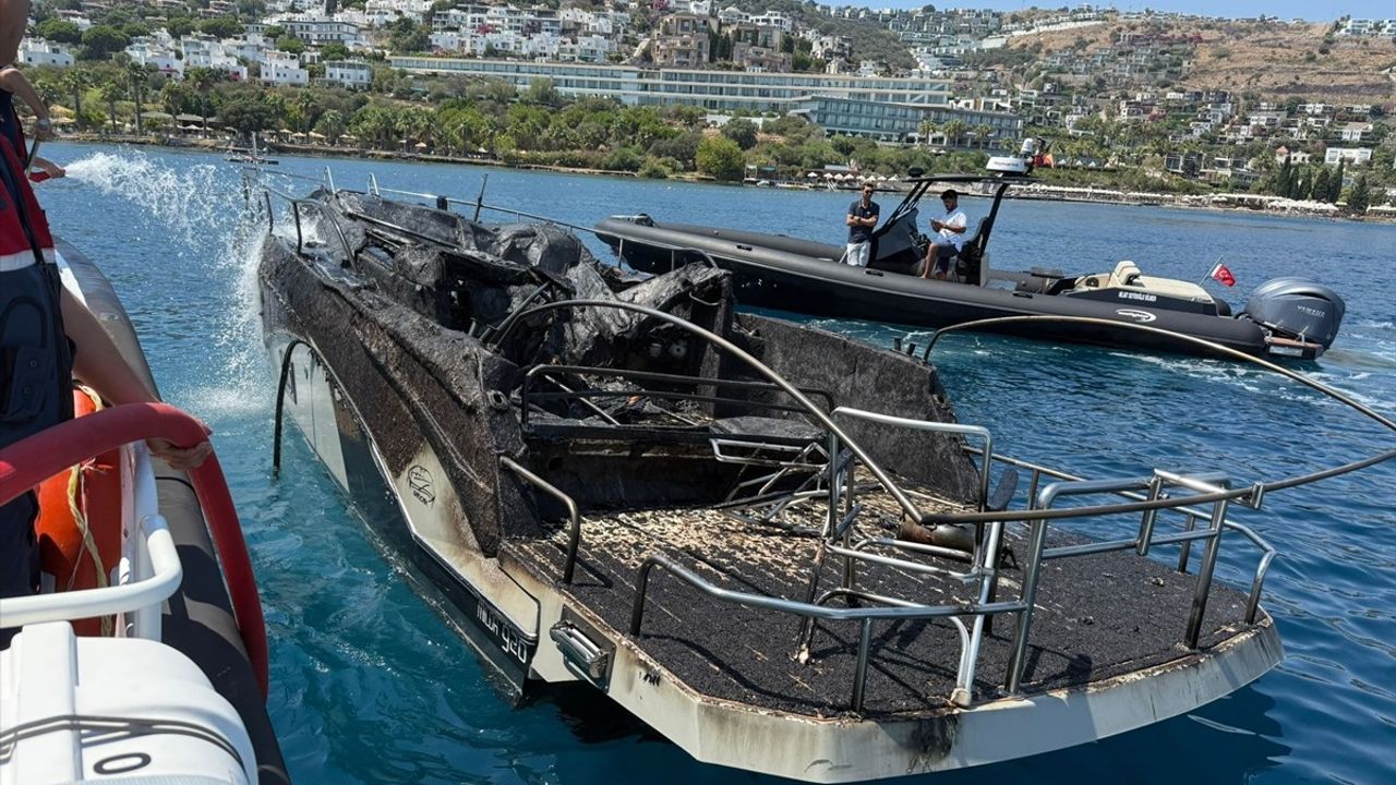 Bodrum Gündoğan'da demirdeki teknede yangın söndürüldü