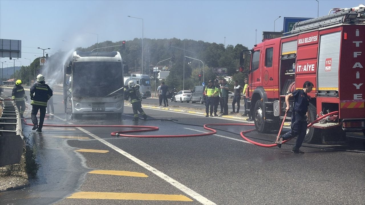 Bolu'da Seyir Halindeki Yolcu Midibüsünün Motorunda Yangın Söndürüldü