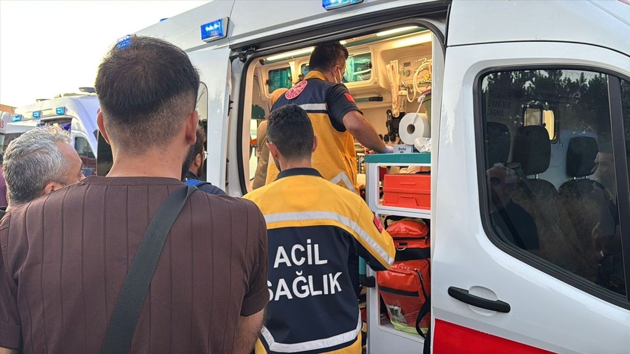 Bolu'da Yolcu Otobüsü, Kamyona Çarptı: 1 Ölü, 10 Yaralı