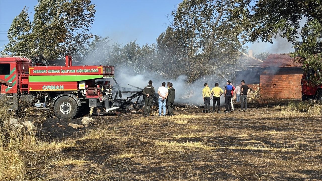 Bolu'nun Yeniçağa ilçesinde anız yangını ahşap evi kullanılamaz hale getirdi