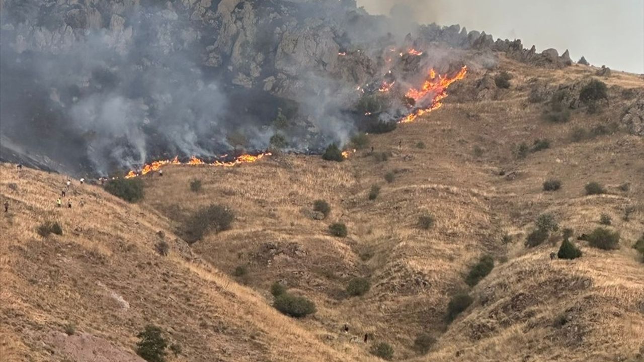 Bolvadin'de örtü yangını: Kemerkaya köyü Yapraklı mevkisinde müdahale sürüyor