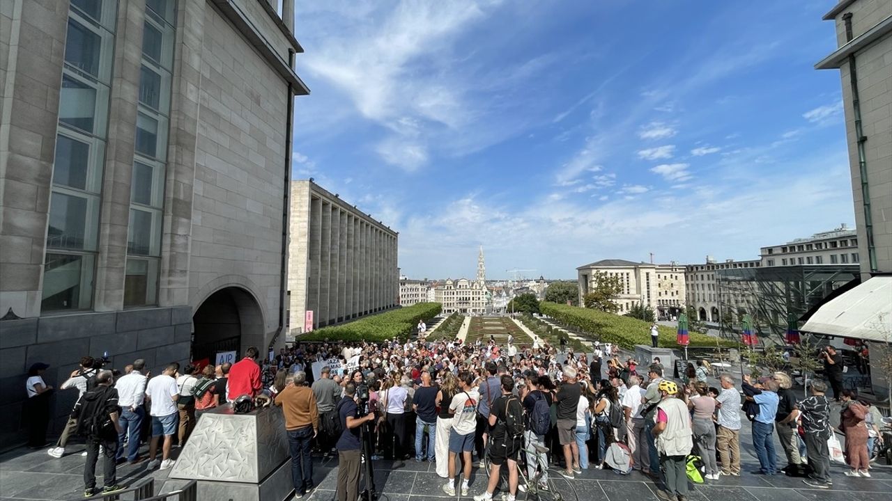 Brüksel'de gazeteciler, Gazze'de hedef alınan meslektaşlarının öldürülmesini protesto etti