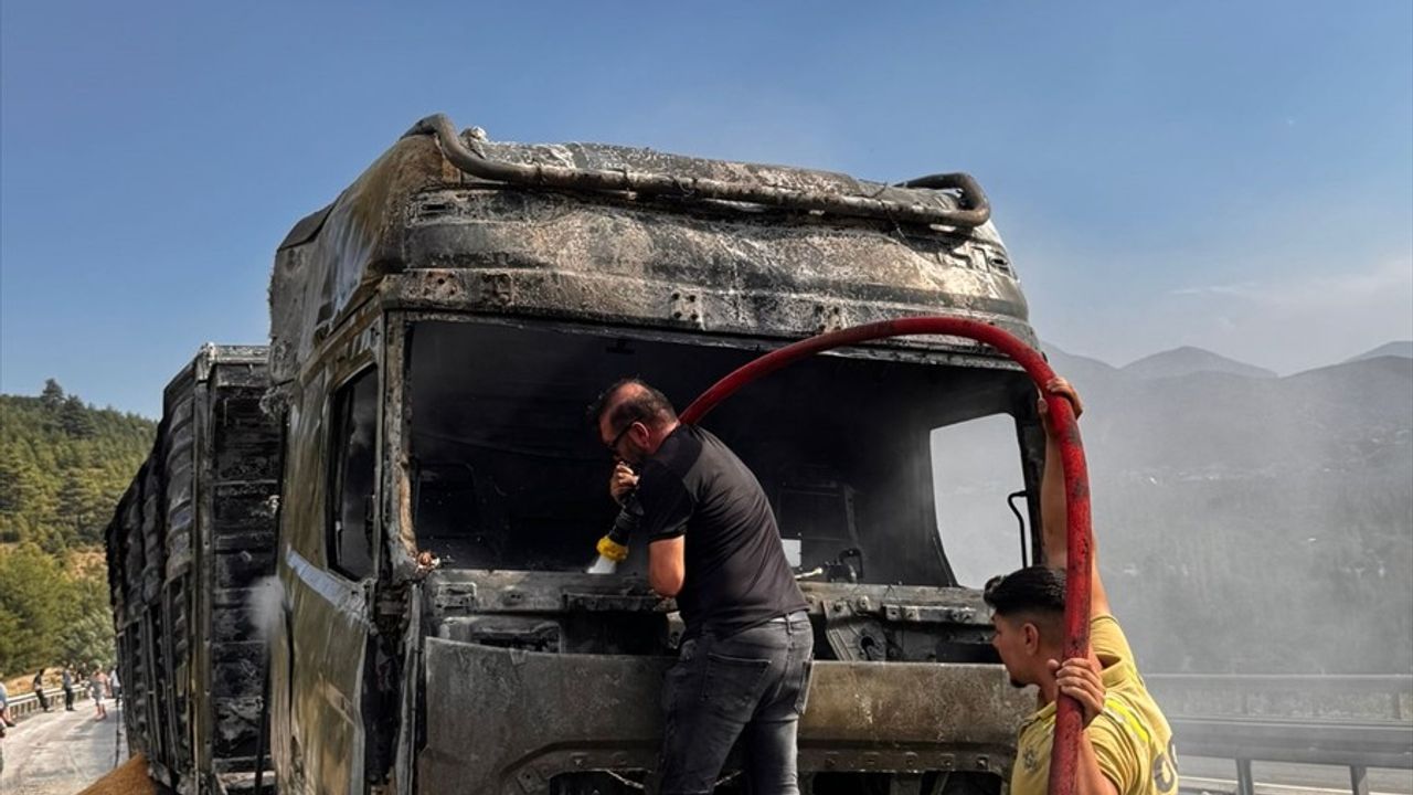 Burdur'da Buğday Yüklü Tır Yangını: Araç Kullanılamaz Hale Geldi