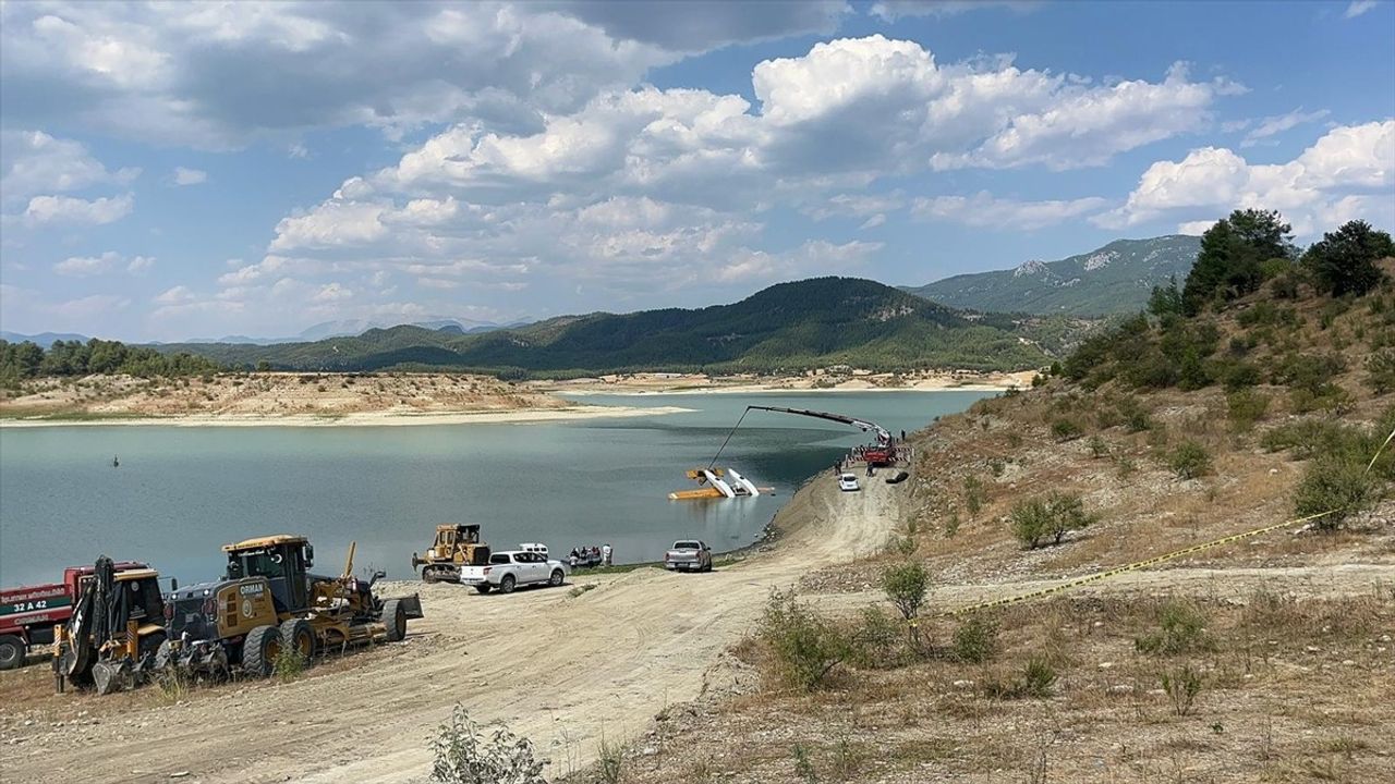 Burdur'da kırıma uğrayan Orman Genel Müdürlüğü eğitim uçağı göl kıyısına sabitlendi
