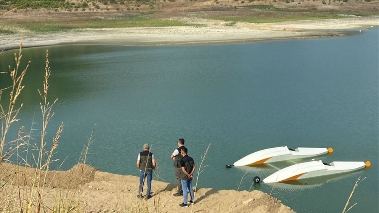 Burdur'da Orman Genel Müdürlüğü eğitim uçağı Karacaören Barajı kıyısına çekildi