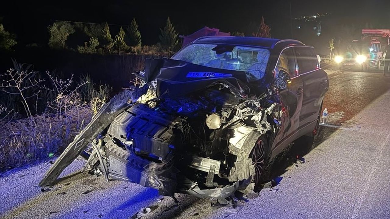 Burdur'da otomobil ile traktör çarpıştı: 3'ü çocuk 6 yaralı