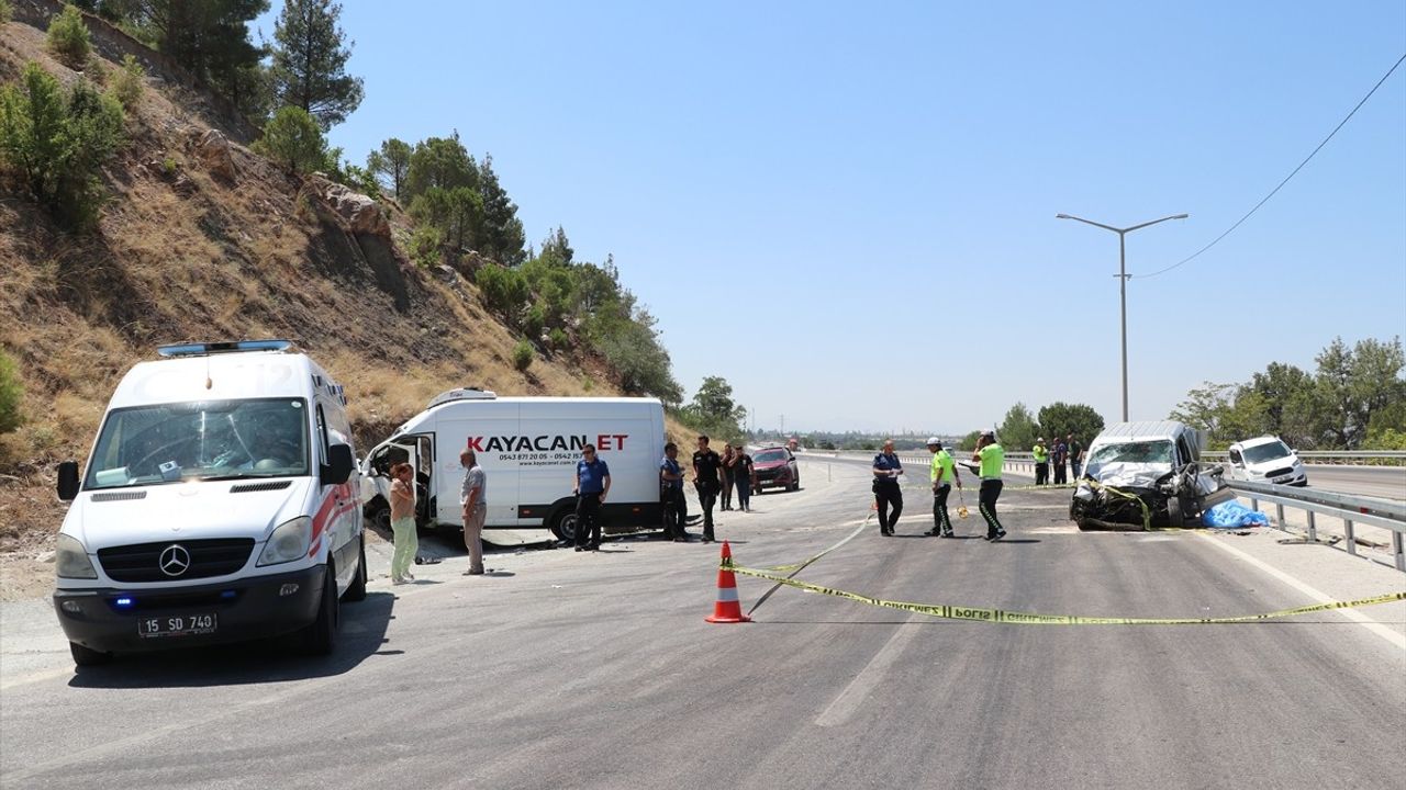 Burdur'da panelvan ile hafif ticari aracın çarpışması: 2 kişi öldü, 4 kişi yaralandı