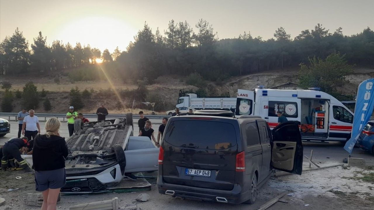 Burdur'da Panelvan Otomobile Çarptı: 6 Yaralı