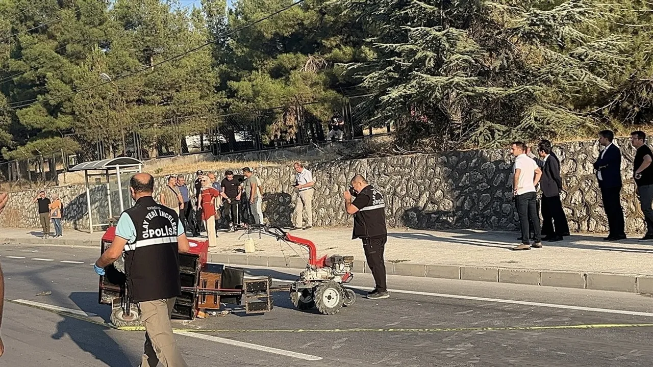 Burdur'da tarım aracı ile iki otomobilin karıştığı kazada 1 kişi yaşamını yitirdi