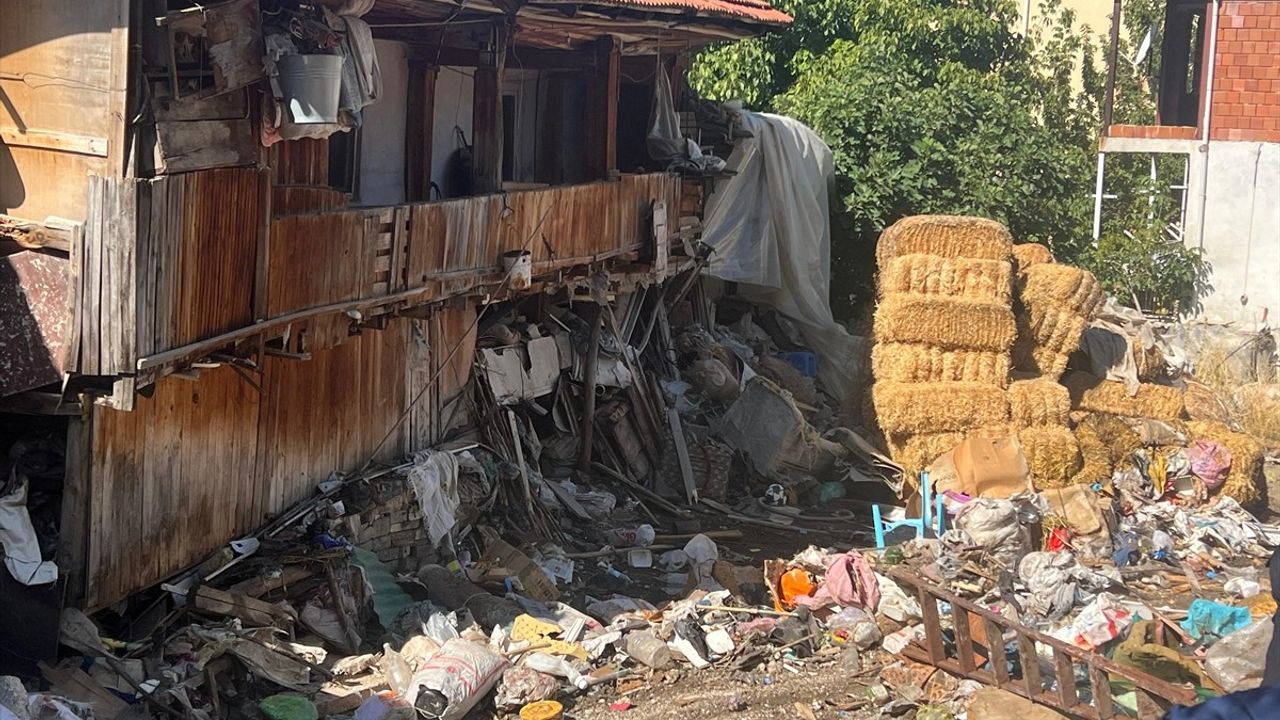 Burdur'un Bucak ilçesinde bir evden 20 kamyon çöp çıkarıldı