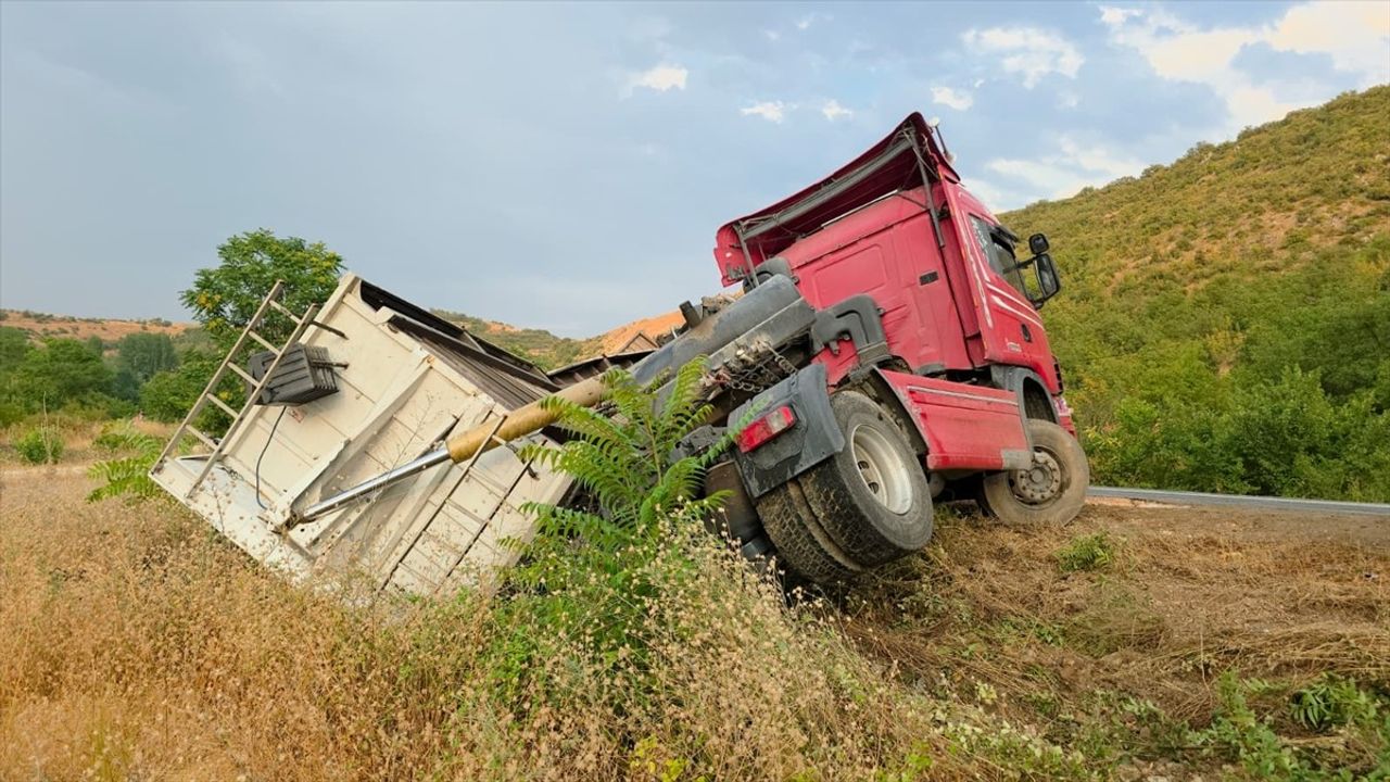 Bursa'da Devrilen Tırın Sürücüsü Yaralandı