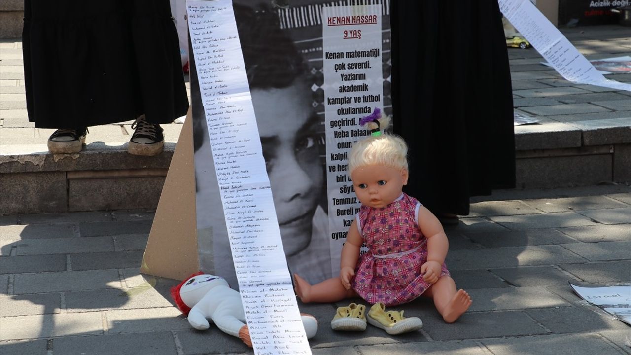 Bursa'da İmam Hatip Öğrencileri Gazze'deki Olayları Sessiz Tiyatro ile Anlattı
