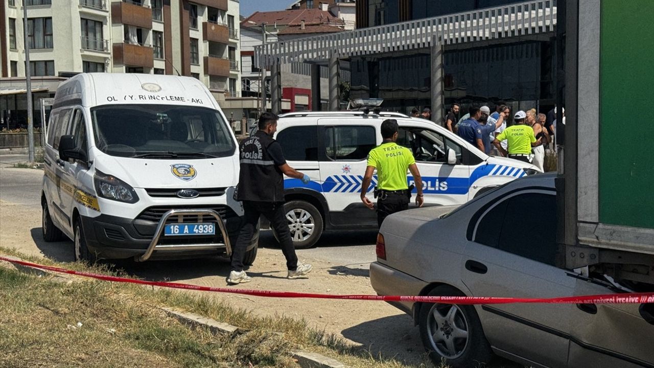 Bursa'da Park Halindeki Tıra Çarpan Otomobilin Sürücüsü Hayatını Kaybetti