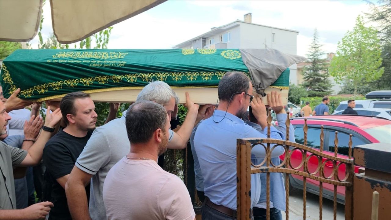 Bursa İnegöl'de havuzda fenalaşan 4 yaşındaki Berra Dizi'nin cenazesi defnedildi