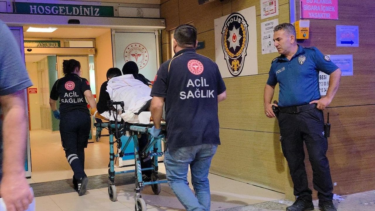 Bursa İnegöl'de kavgayı ayırmaya çalışan güvenlik görevlisi bıçakla yaralandı