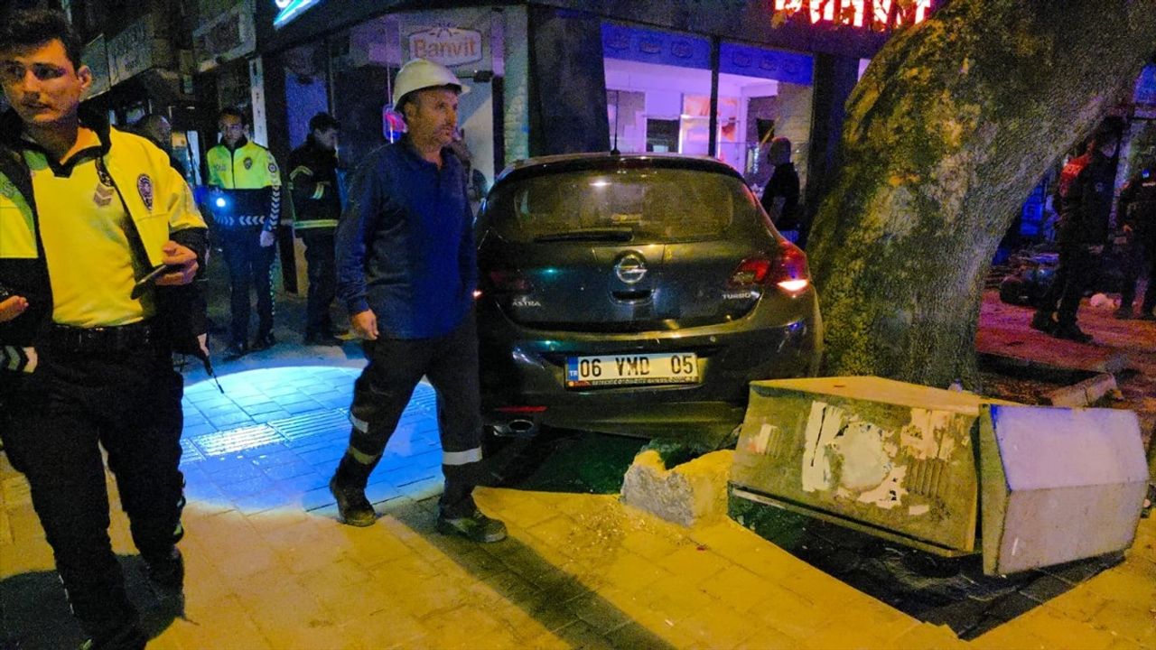 Bursa İnegöl'de otomobil işyeri duvarına çarptı: 2 kişi yaralandı