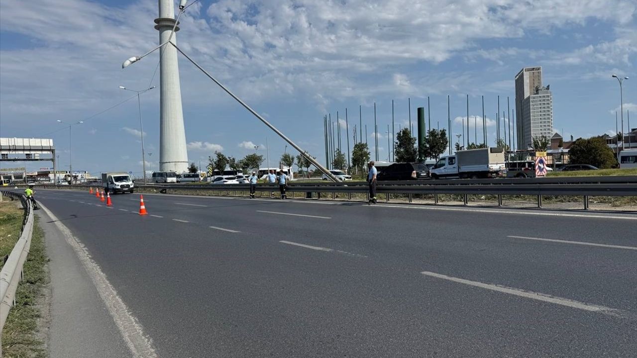 Büyükçekmece'de D-100'de fırtına aydınlatma direğinin yan yatmasına yol açtı; Ankara yönü kısa süre kapandı
