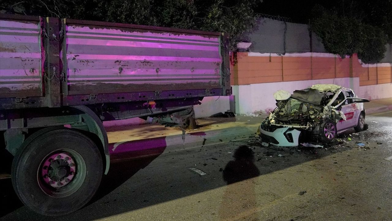 Büyükçekmece'de otomobilin park halindeki tıra çarpması: 1 ölü, 4 yaralı