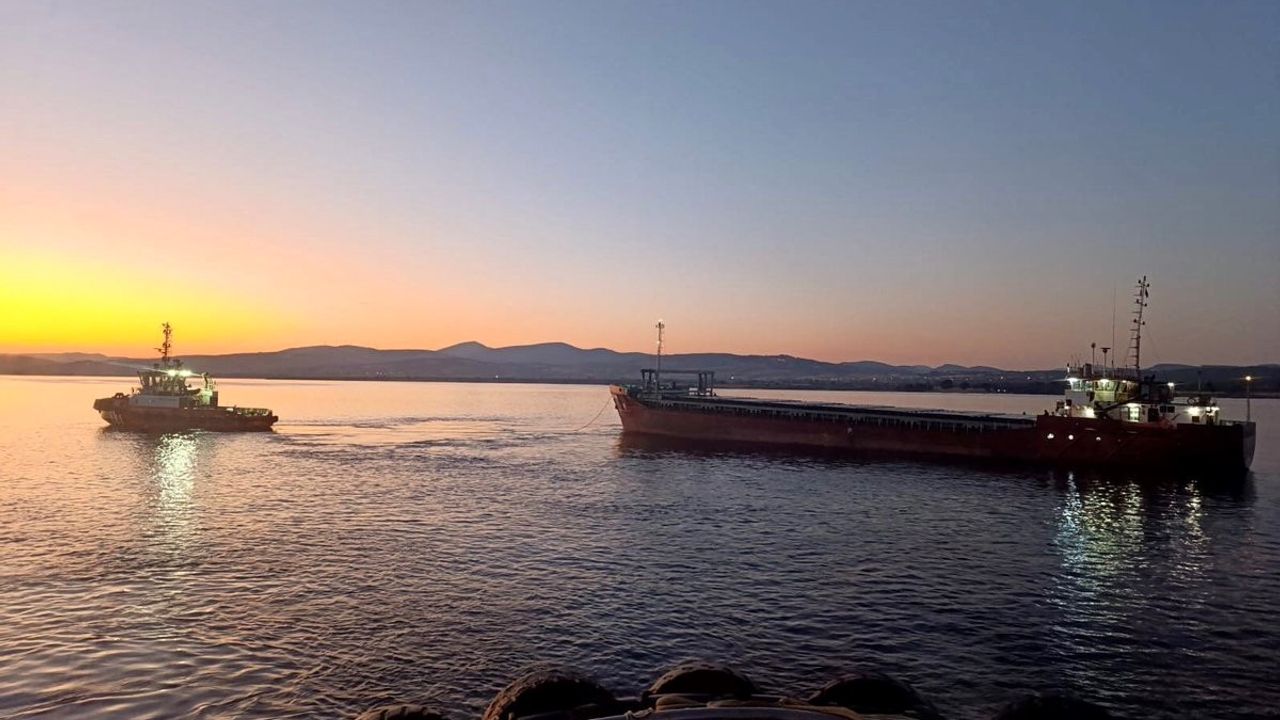 Çanakkale Boğazı'nda Makine Arızası Yapan 'MY ZEYNEP' Güvenli Bölgeye Demirletildi