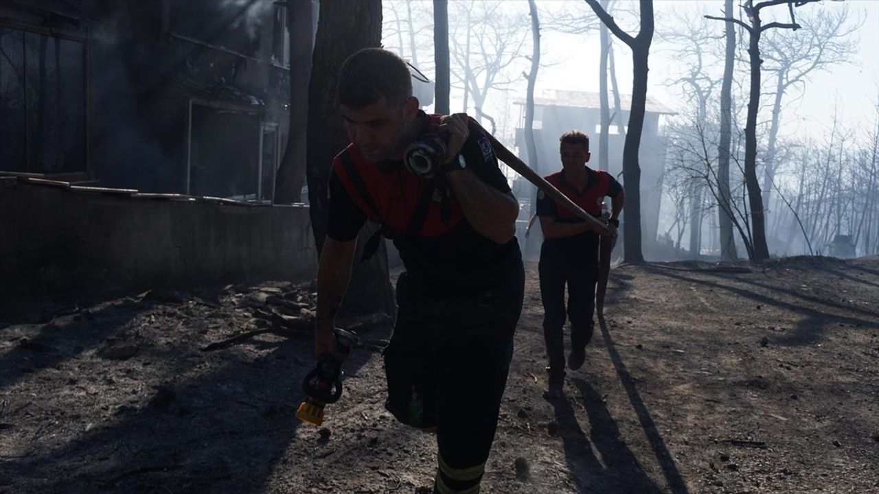 Çanakkale'de Orman Yangınına Müdahale Ediliyor