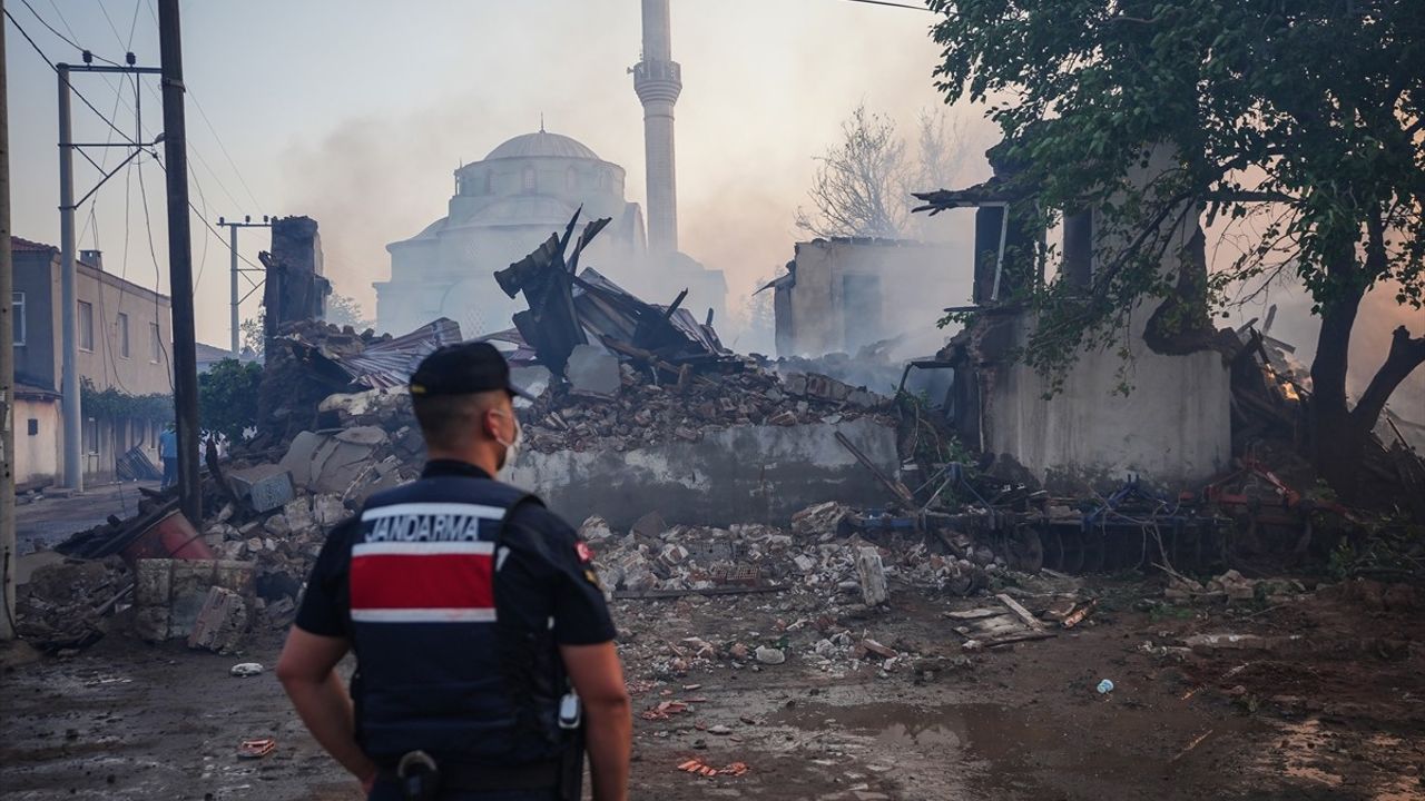 Çanakkale'de Yangında Evi Yanan İbrahim Çalışkan, Aile Fotoğraflarının Yok Olmasına Üzüldü