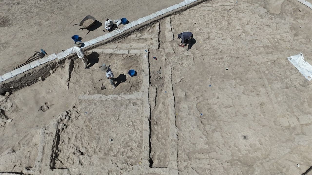 Canhasan 3 Höyüğü'nde M.Ö. 7.450’e tarihlenen sokak yapısı ve Neolitik buluntular