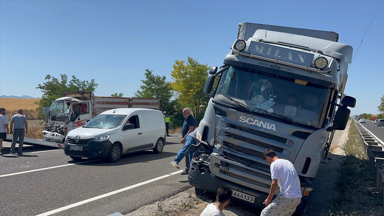 Çankırı Çerkeş'te 2 tır ve 1 kamyonun karıştığı zincirleme kaza: 1 yaralı
