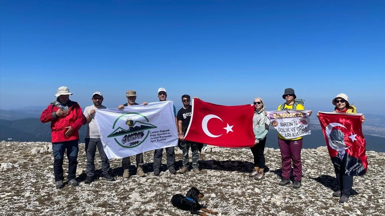 Çankırı'da dağcılar 30 Ağustos Zafer Bayramı'nı Ilgaz Dağı'nın zirvesinde kutladı