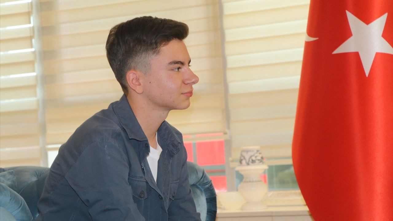 Çankırı'da ters dönen bayrakları düzelten öğrenci, Vali Taşolar tarafından makamında kabul edildi