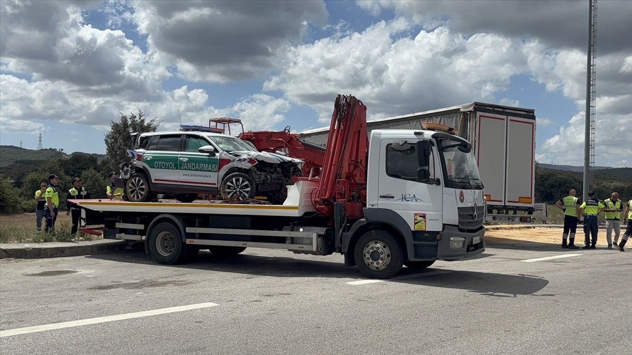 Çekmeköy'de tırın gişelerde jandarma aracına çarpması: 5 yaralı