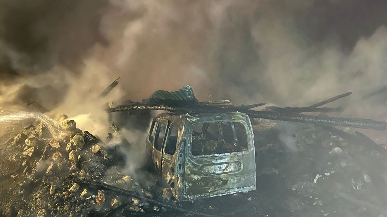 Çerkeş Dikenli köyünde çıkan yangında ahır, samanlık ve hafif ticari araç zarar gördü