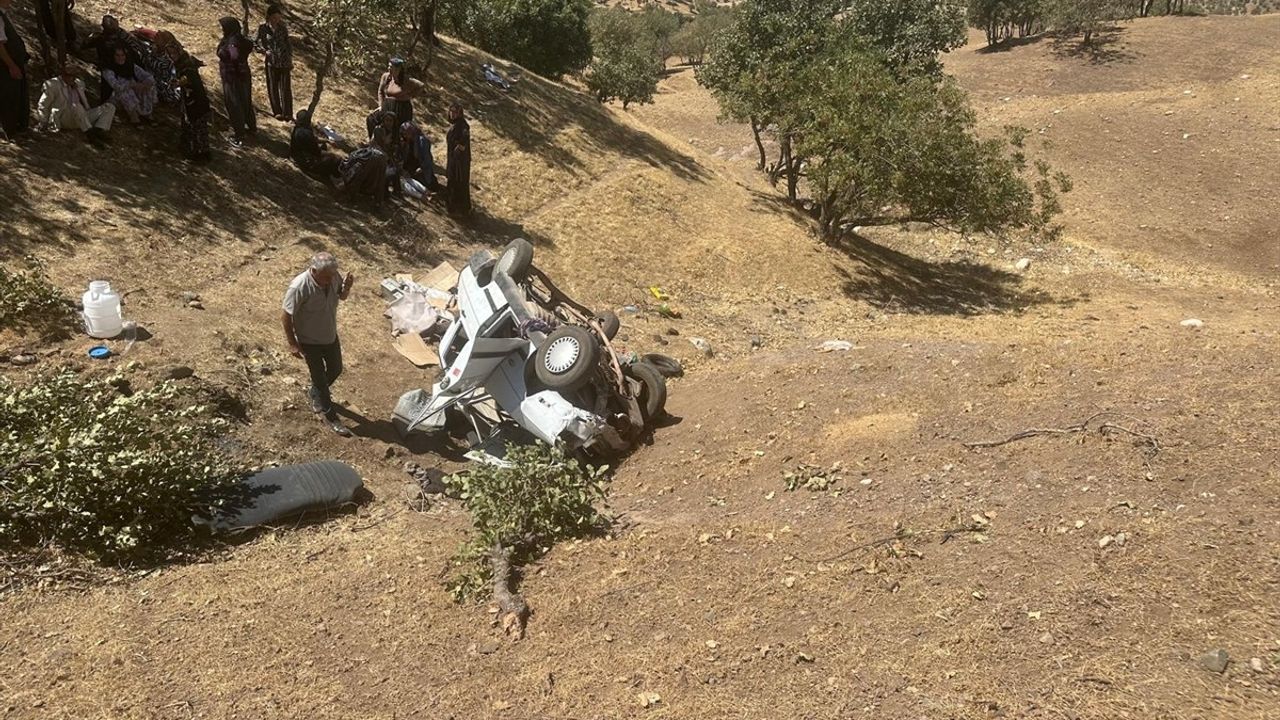 Çermik'te otomobil devrildi: Sürücü ile 3'ü çocuk 8 kişi yaralandı