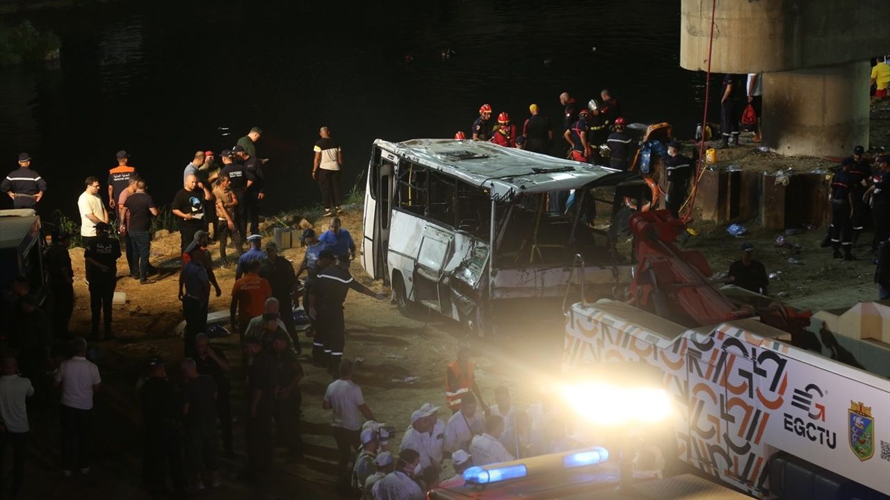 Cezayir'in başkenti Harraş'ta otobüs köprüden dereye düştü: 18 ölü, 9 yaralı