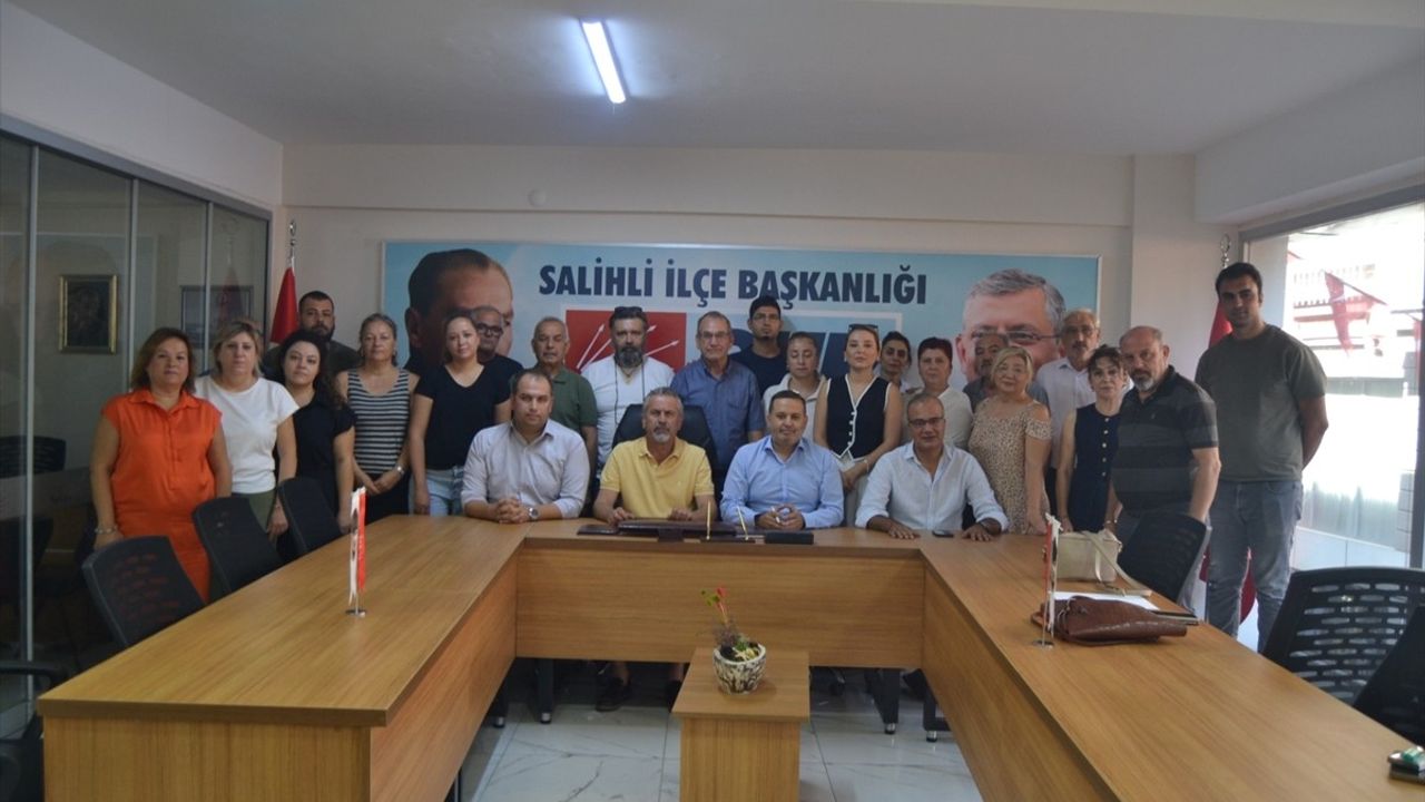 CHP Salihli İlçe Başkanı Enver Akgün görevinden istifa edip adaylıktan çekildi