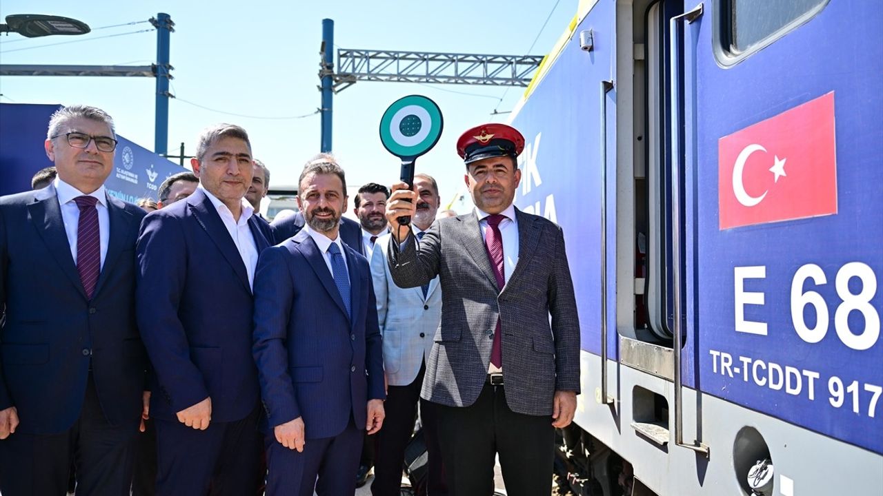 Çin'den Yola Çıkan Yük Trenleri İstanbul'da Uğurlandı