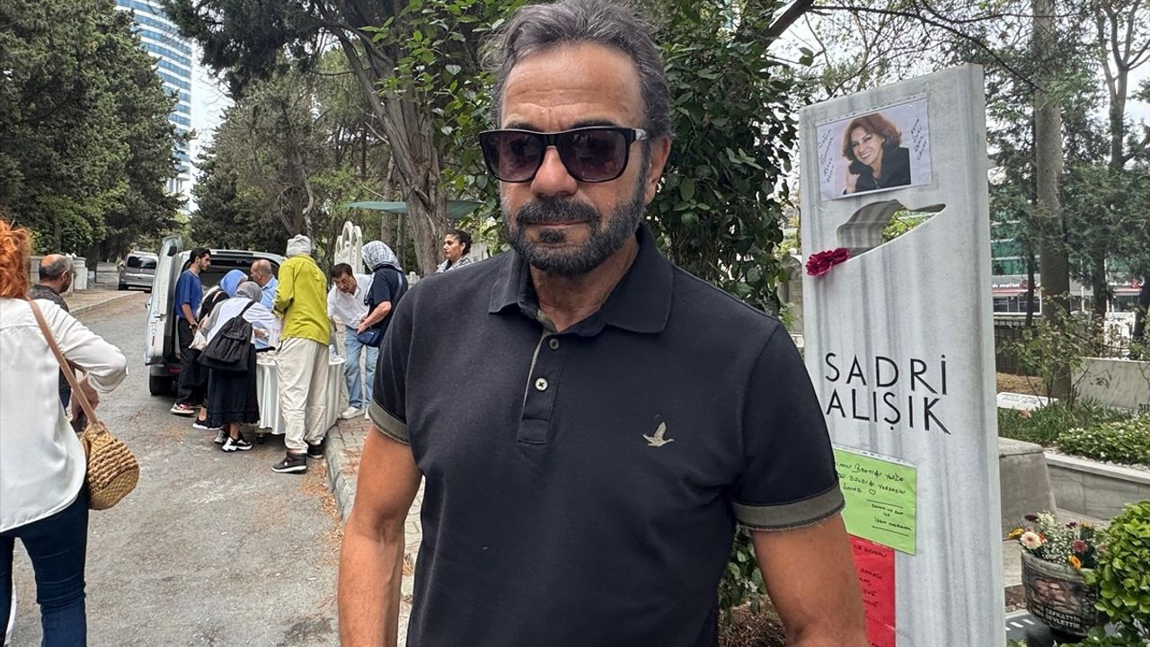 Çolpan İlhan 89. doğum gününde kabri başında anıldı