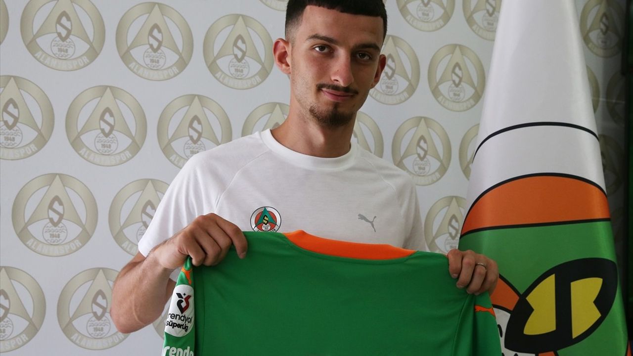 Corendon Alanyaspor, 4 Yeni Futbolcusu ile İmza Töreni Düzenledi