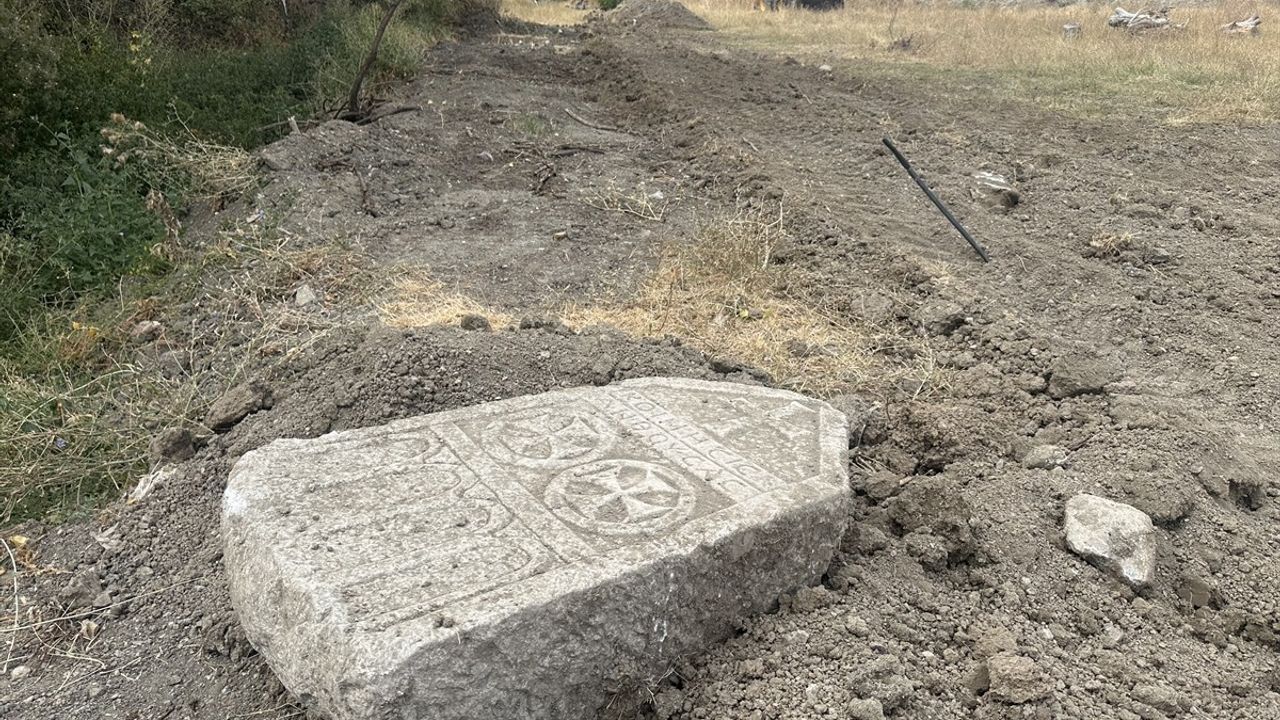Çorum Alaca'da Kanal Çalışmasında Bulunan Tarihi Mezar Taşı Koruma Altına Alındı