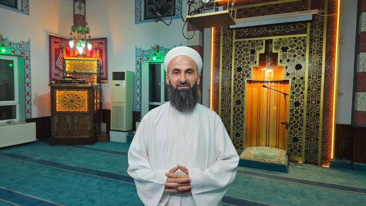 Çorum'da Din Görevlisinin Düşen Çocuğu Kurtarma Anı Kamerada