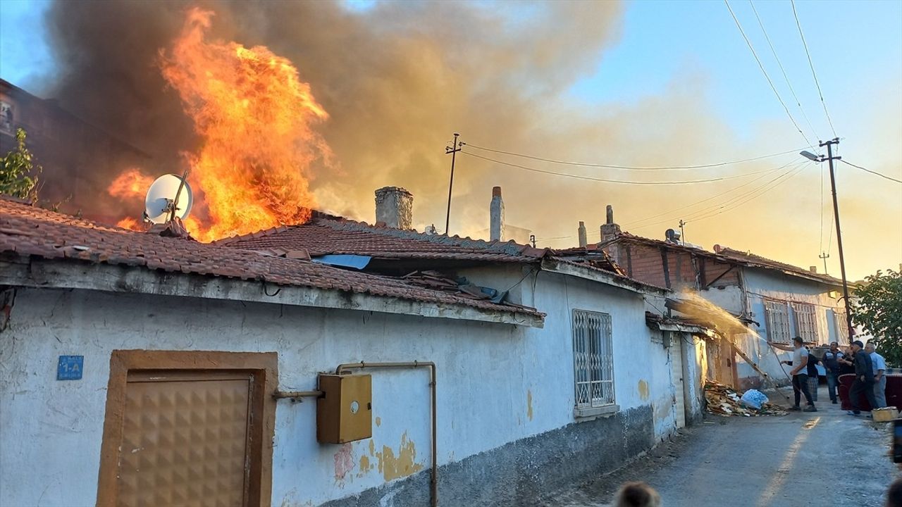 Çorum'da yangın: Kale Mahallesi'nde 4'ü metruk 5 ev zarar gördü, kundaklama şüphesi