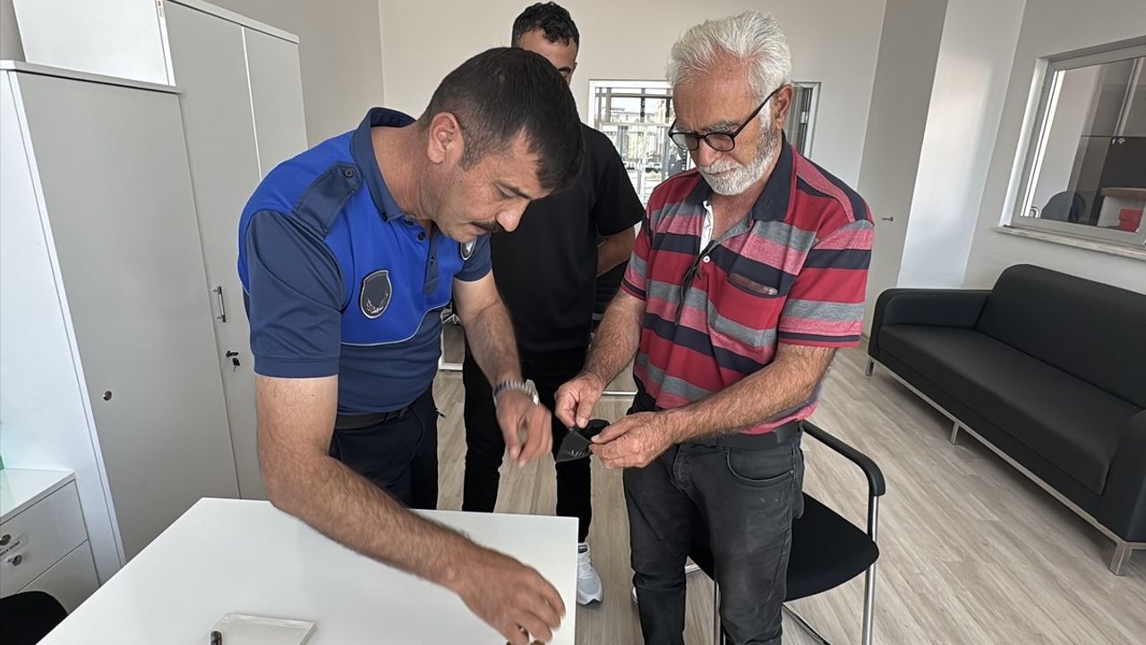 Çorum'da Yolda Bulunan Altınlar Zabıta Aracılığıyla Sahibine Teslim Edildi