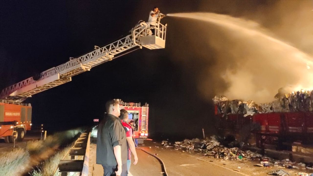 Çorum Sungurlu'da atık plastik yüklü tırda çıkan yangın söndürüldü