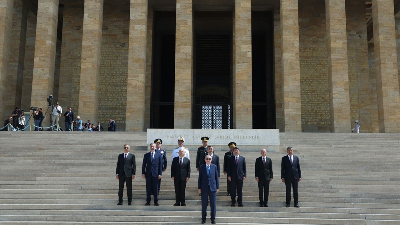 Cumhurbaşkanı Erdoğan ve Yüksek Askeri Şura Üyeleri Anıtkabir'i Ziyaret Etti