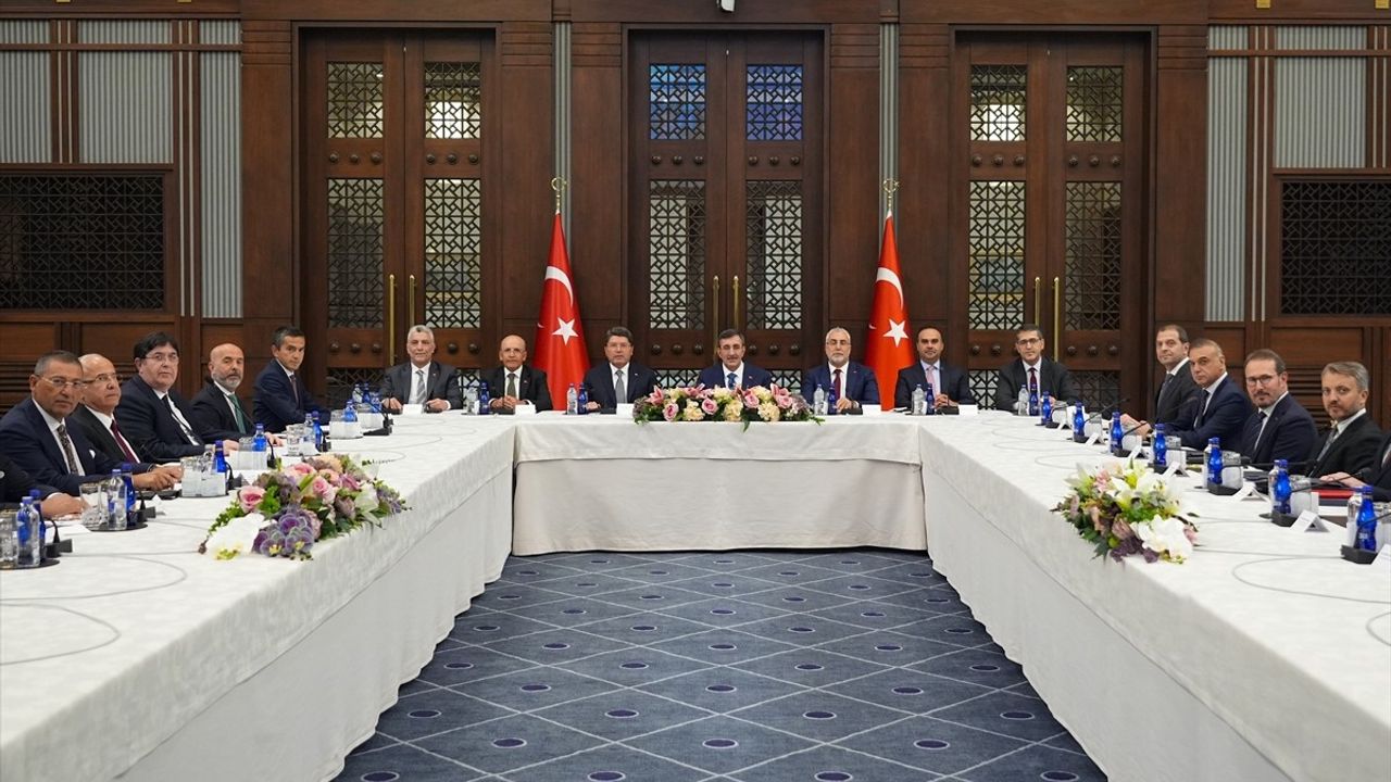 Cumhurbaşkanı Yardımcısı Cevdet Yılmaz, TİSK Yönetimini Cumhurbaşkanlığı'nda Kabul Etti