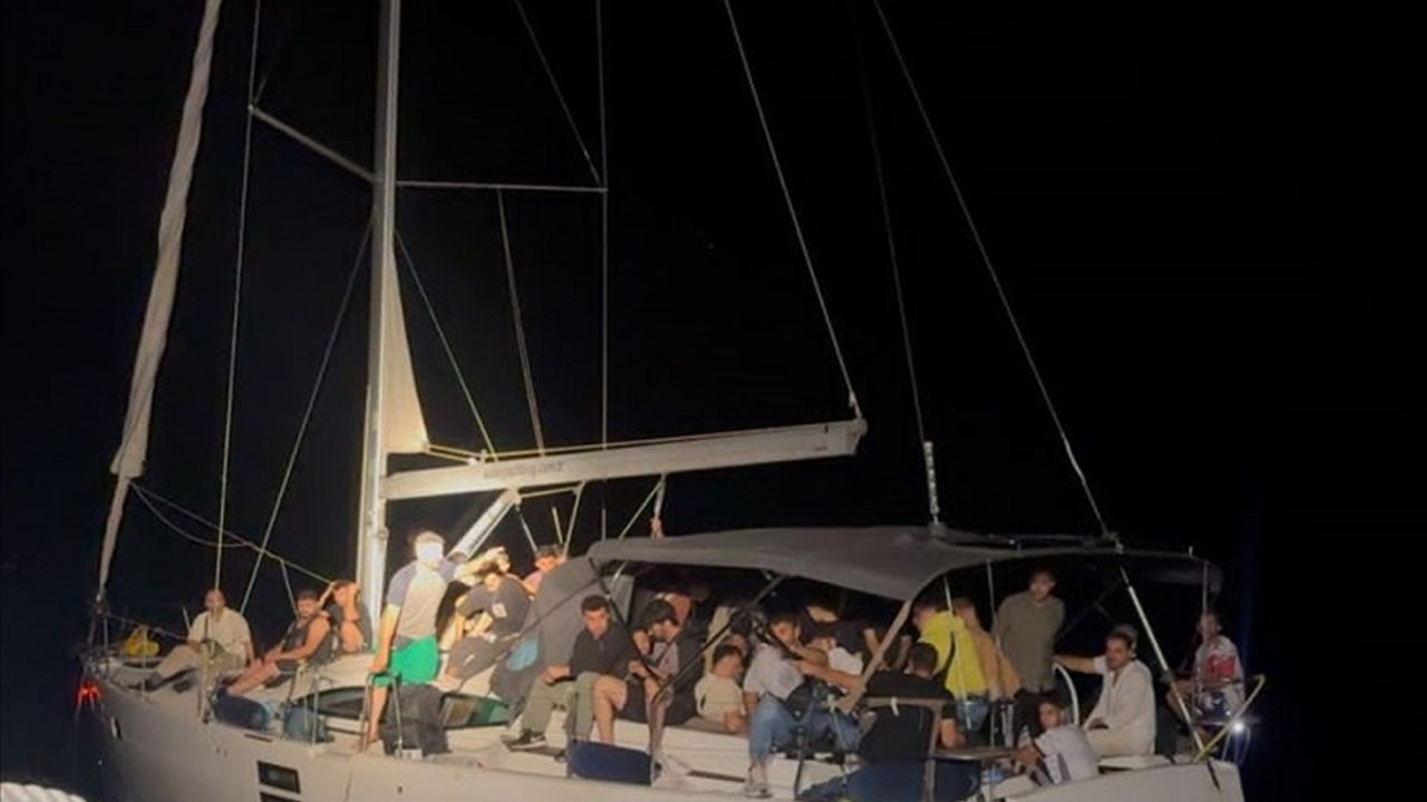 Datça açıklarında motor arızası: Yelkenlideki 77 düzensiz göçmen kurtarıldı