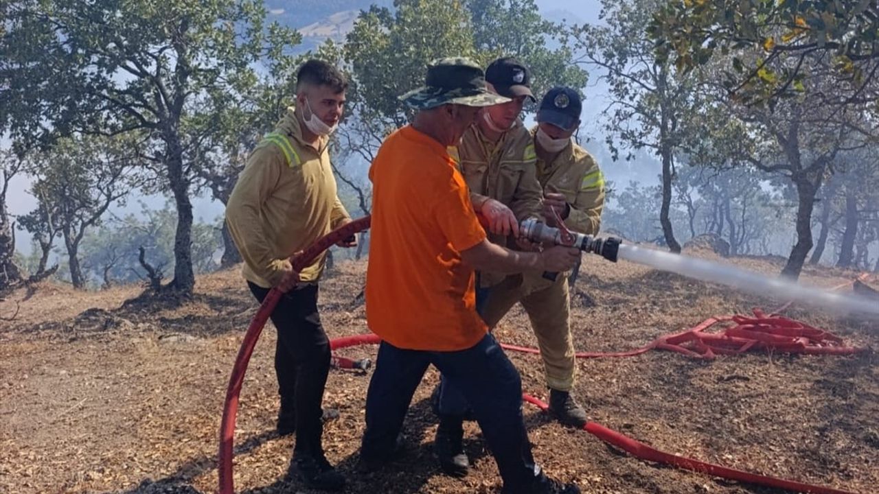 Denizli Buldan'da orman yangınına müdahale sürüyor; dozer operatörü yaralandı