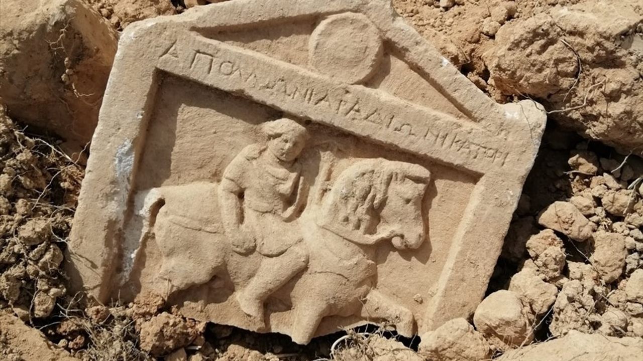 Denizli Çal'da Peyzaj Çalışmasında Roma Dönemine Ait Mezar Taşı Bulundu