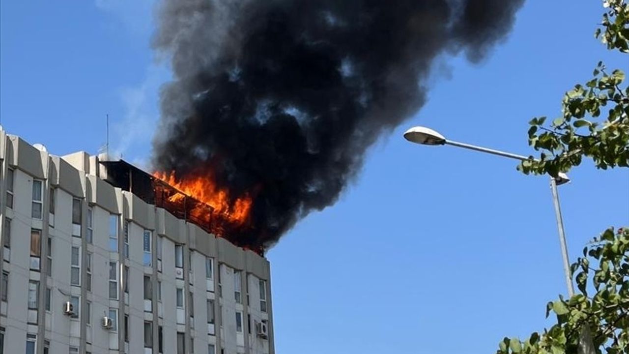 Denizli'de Babadağlılar Çarşısı'nda çıkan çatı yangını kontrol altına alındı