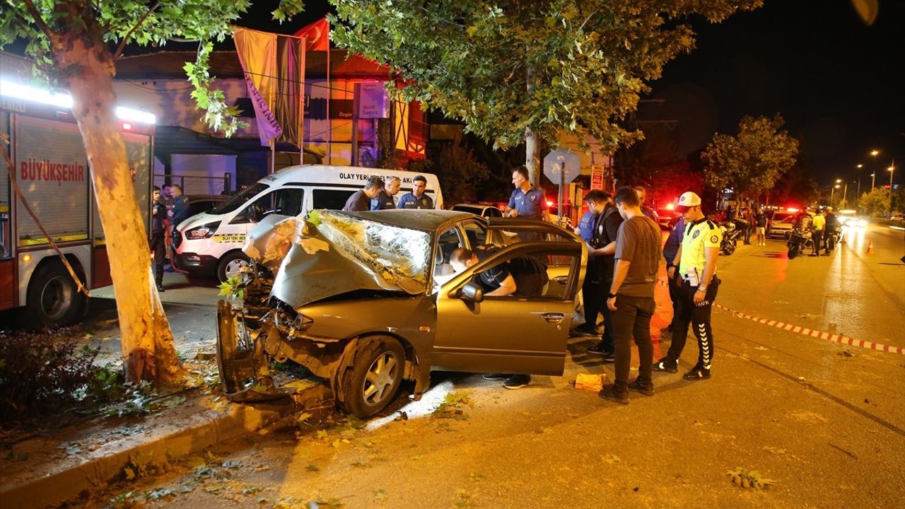 Denizli'de refüjdeki ağaca çarpan otomobilde 2 kişi hayatını kaybetti, sürücü ağır yaralı