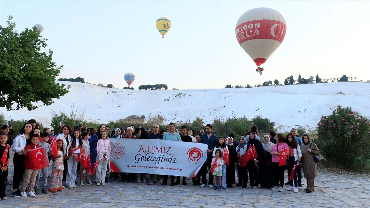 Denizli'de şehit aileleri için düzenlenen balon turunda Türk bayrakları Pamukkale semalarında dalgalandı